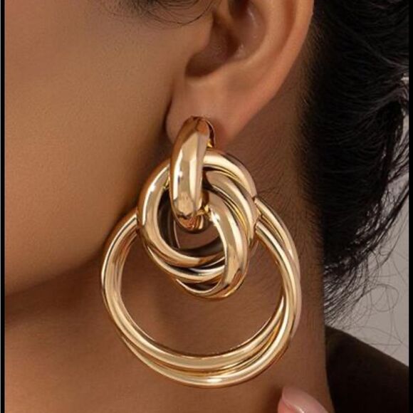 Elegant Gold-Tone Hoop Earrings M479 - Picture 2 of 3